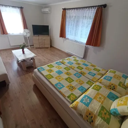 Magdalena Apartmanhaz דירה *